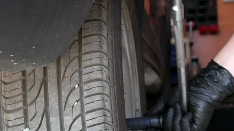 We board the wheels manually. We remove the wheels manually from the car. Vidéo 248167079