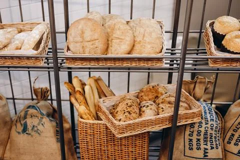 We can see a lot of bread in the storage of the cafe. Foto stock