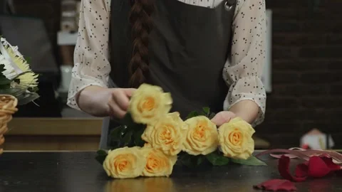 We collect a beautiful bouquet of yellow roses Vidéo 170875053