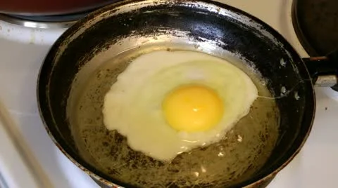 We cook fried eggs, we break eggs in boiling sunflower oil Видео 11973279