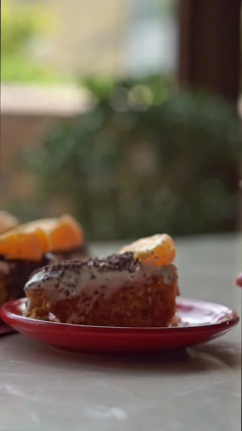 We cut the chocolate and fruit cake Stock Footage 320289541