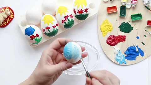 We draw eggs with blue paints Stock Footage 169917434