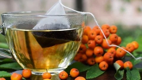 We make a tea bag. Close-up Stockbeeldmateriaal 94258304