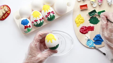 We paint eggs with paints Stock Footage 169917575
