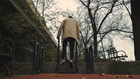 We see a man performing dips in a public park located near the pier in New Stockbeeldmateriaal 237602509