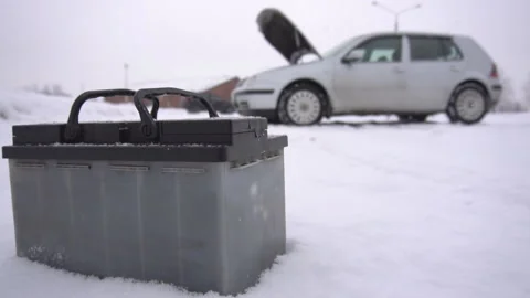 Weak car battery in the background of the car with an open hood, winter, problem Vidéo 102710008