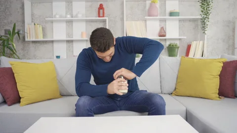 The weak young man cannot open the jar lid at home. Vidéo 220166179