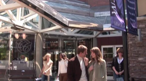 Wealthy Couple Wait for Valet 動画素材 51052642