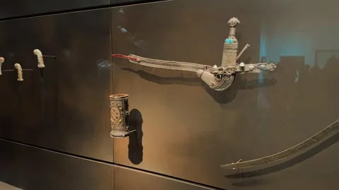 Weapons at the Louvre Abu Dhabi 2 Vidéo 327471457