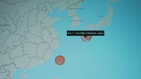 Weather forecast on world map on computer screen. Web service showing the Vídeos de archivo 272797185