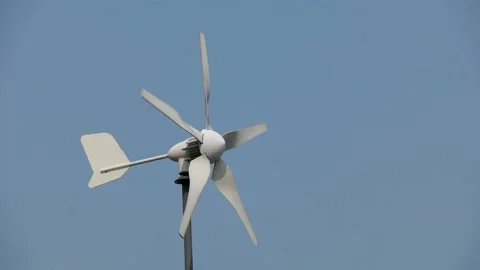 A weather vane with a solar generator is turning in the wind. Vidéo 145969338