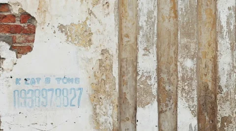 Weathered and Cracked Wall with Vertical Visual Elements. Vídeos de archivo 56286043