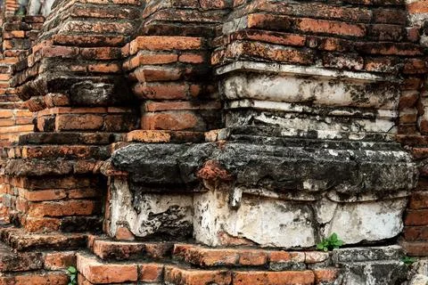 Weathered brick wall with a cracked surface on an abandoned building Fotos de archivo