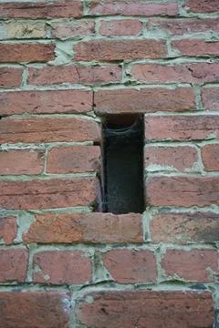 Weathered Brick Wall With Dark Hole And Cobwebs In Farndon, Nottinghamshire, Foto stock