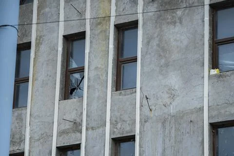 Weathered Concrete Building Facade with Broken Window Stockfoto's
