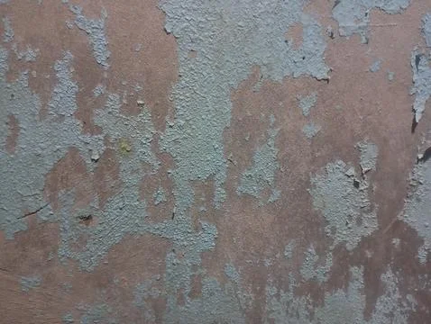 Weathered concrete wall with flaking light blue paint texture Foto stock