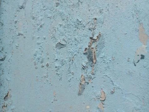 Weathered concrete wall with peeling light blue paint texture Foto stock