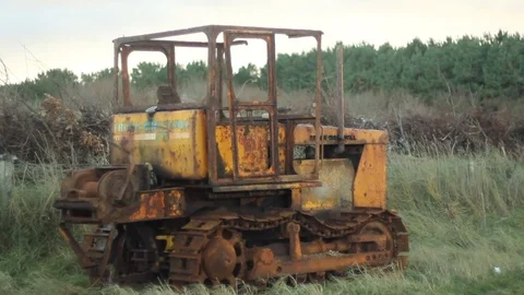 Weathered Crawler Tractor Left to Rust Next to Beach Vídeo Stock 94541117