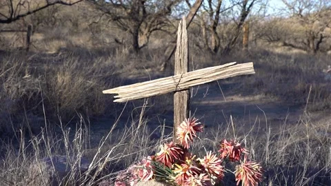 A weathered cross marks an old grave in a southwest ghost town Видео 146759153