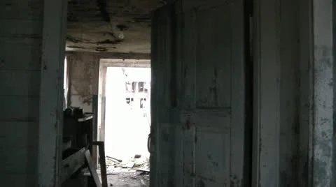 Weathered Door Closes on its Own Видео 12616331