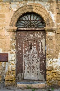 Weathered Door in Stone Wall Stock-Fotos