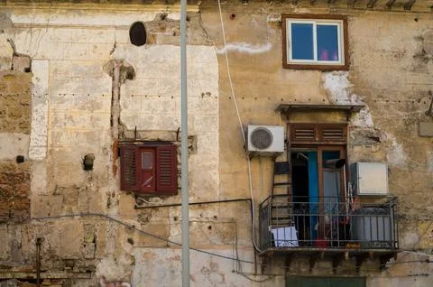 Weathered facade of ancient building Stockfoto's