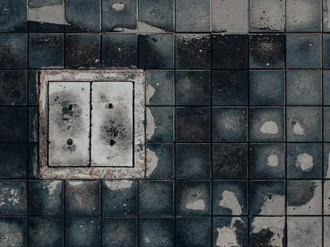 Weathered Floor Tile with Stained Drain Access Panel, Urban Grunge Texture Foto stock