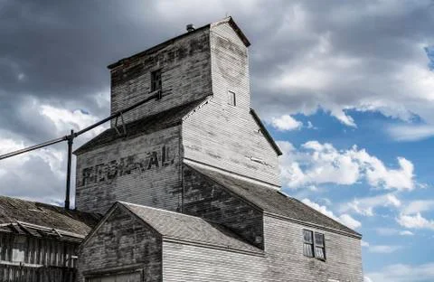 Weathered grain elevator on the prairies, Dankin, Saskatchewan, Canada 스톡 사진