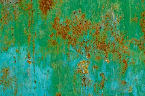 Weathered green metal surface with rust texture in industrial setting Stockfoto's