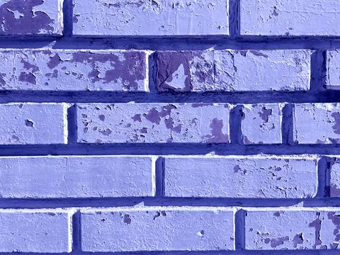 Weathered House bricks background in Pantone colour of the year very peri Foto stock