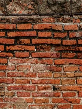Weathered Red Brick Wall with Uneven Mortar Texture, Rustic Old Masonry Bac.. Foto stock