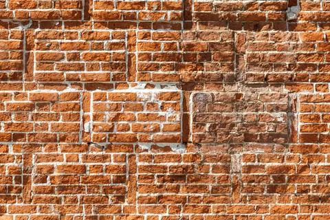 Weathered red brick wall with visible mortar and texture Stock-Fotos