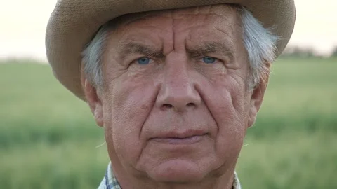 Weathered rural worker displays serene composure and detailed wrinkles Vídeo Stock 332067436
