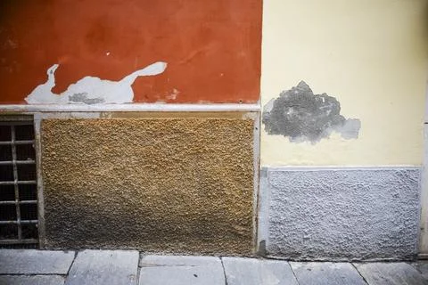 A weathered wall displays a patchwork of colors and textures, revealing the Stockfoto's