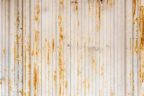A weathered wall with rust stains and lines in an old structure Stock-Fotos