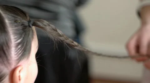 Weave a braid 動画素材 10828092