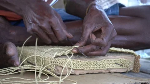 Weave the traditional bag by hand 库存影片 228436769