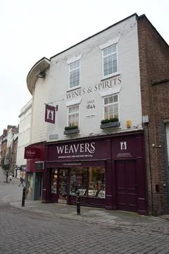 Weavers Wines &amp; Spirits And Birds Bakery On Cobbled Street, Nottingham, England. Stock Photos