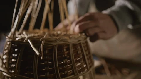 Weaving basket from willow branches Video stock 170202226