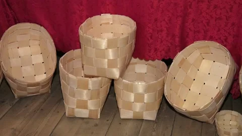 Weaving baskets with your own hands from pine veneer Video stock 110827153