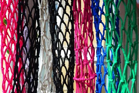 Weaving macrame from cotton thread. Colored items on display. Foto stock