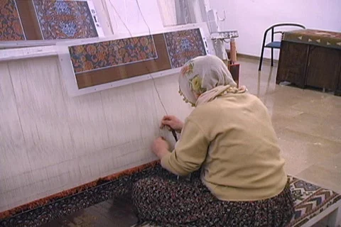 Weaving silk carpet with double knots 2 Stock Footage 110407