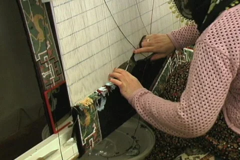 Weaving silk carpet with double knots 4 Stock Footage 110419