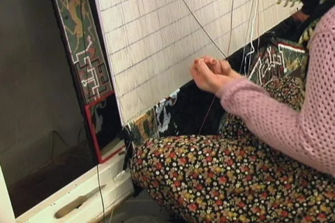 Weaving silk carpet with double knots 5 Stock Footage 110484