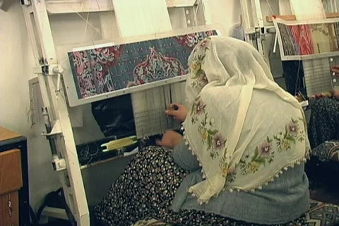 Weaving silk carpet with double knots 7 Stock-Footage 110501