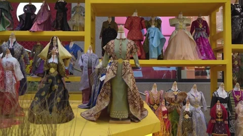 The "Weaving Threads of Heritage" exhibition in Pavilion Kuala Lumpur. 库存影片 271256276