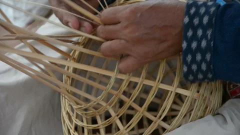 Weaving a wicker basket by handmade Vídeos de archivo 86223060