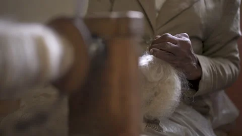 Weaving Wool Fibers in a Rustic Setting Vidéo 336481189