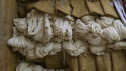 Weaving workshop in emirati heritage village.Traditional weaving techniques.. Vídeos de archivo 309011153