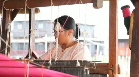 Weaving workshop on Inle lake 스톡 동영상 11346527